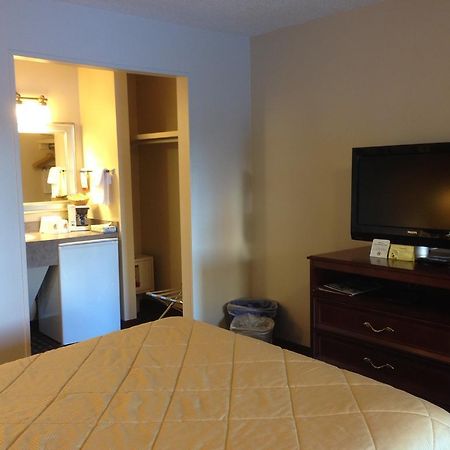 Super 8 Calgary Village Esterno foto