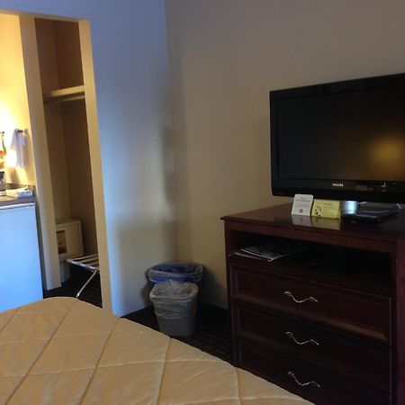 Super 8 Calgary Village Esterno foto