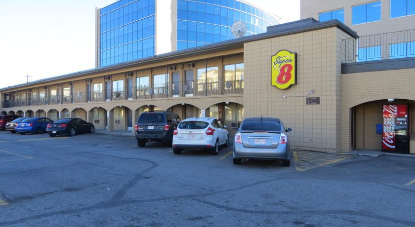 Super 8 Calgary Village Esterno foto