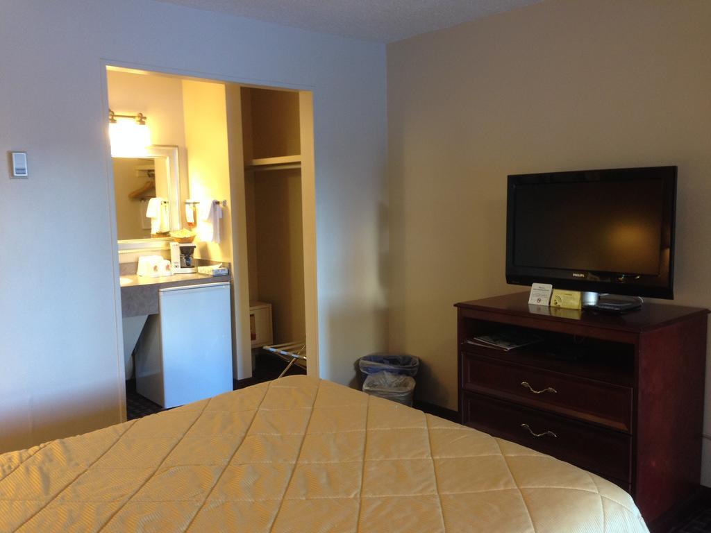 Super 8 Calgary Village Esterno foto