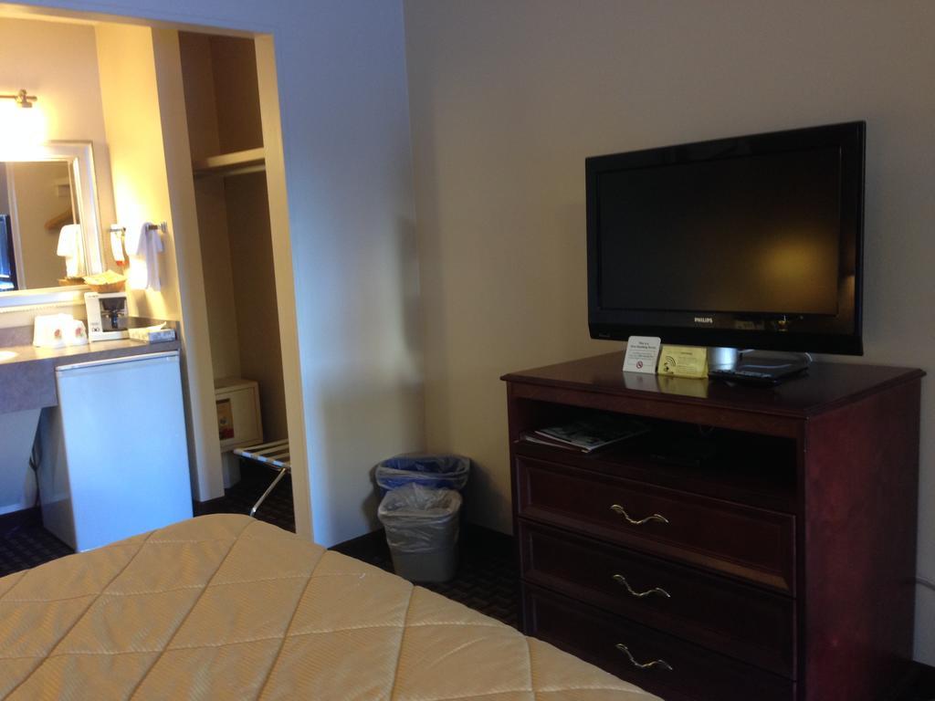 Super 8 Calgary Village Esterno foto