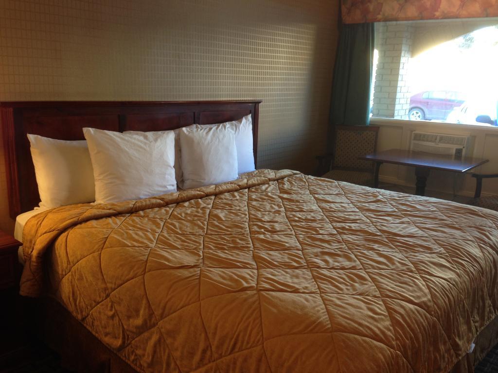 Super 8 Calgary Village Esterno foto
