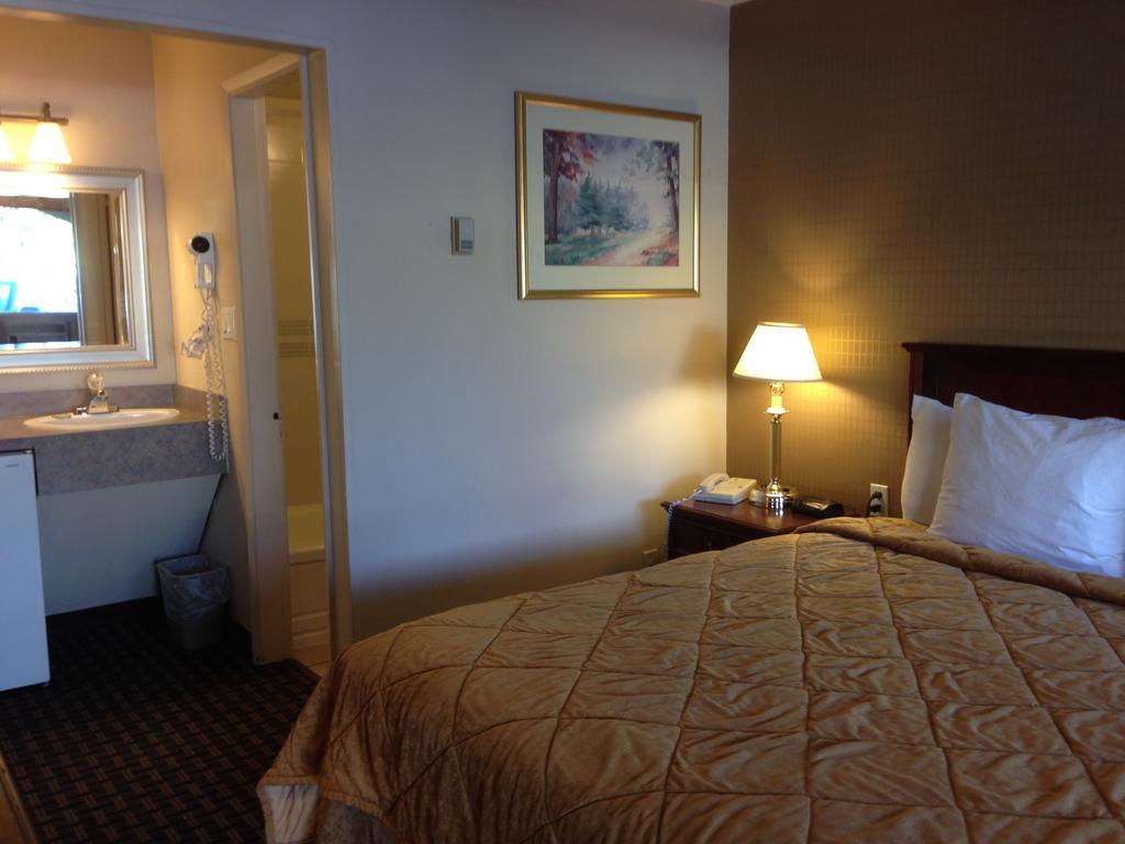 Super 8 Calgary Village Esterno foto