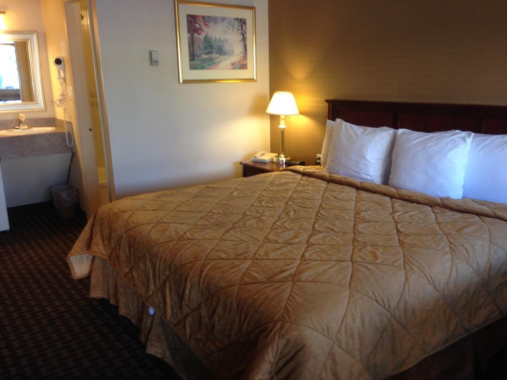 Super 8 Calgary Village Esterno foto