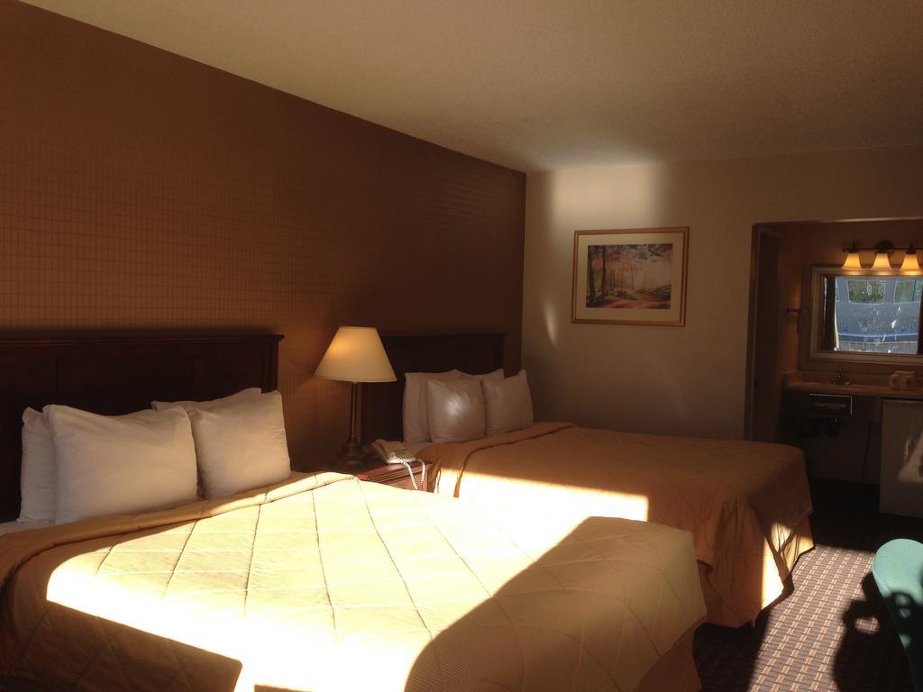 Super 8 Calgary Village Esterno foto