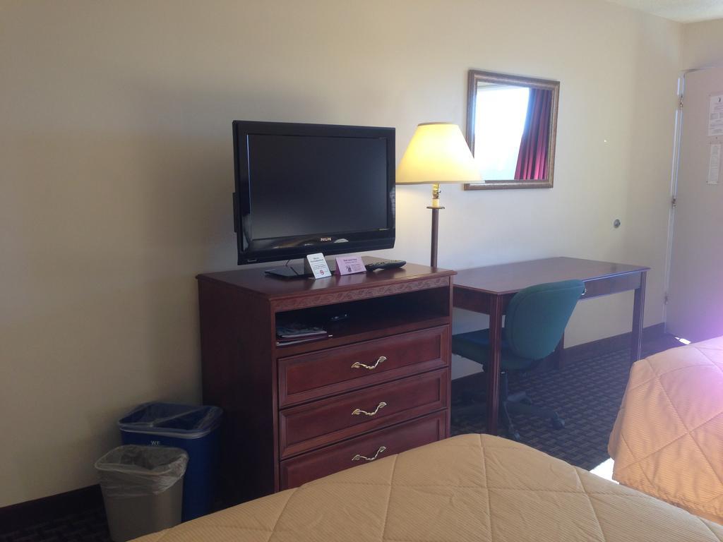 Super 8 Calgary Village Esterno foto