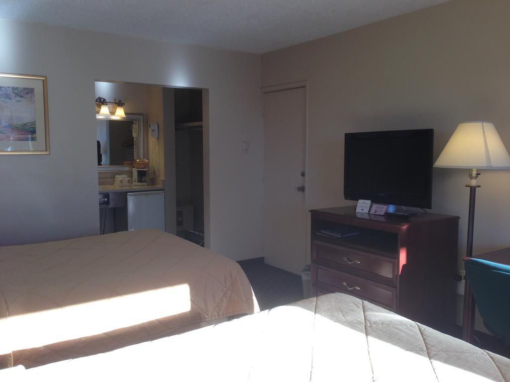 Super 8 Calgary Village Esterno foto