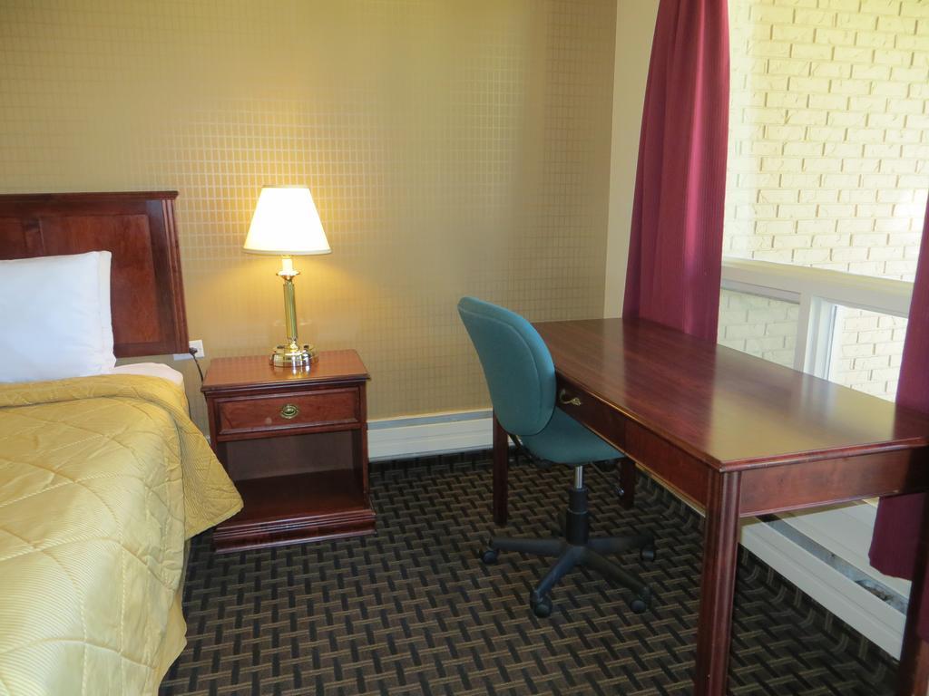 Super 8 Calgary Village Esterno foto