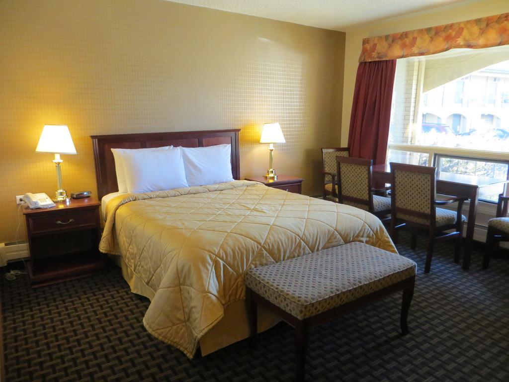 Super 8 Calgary Village Esterno foto