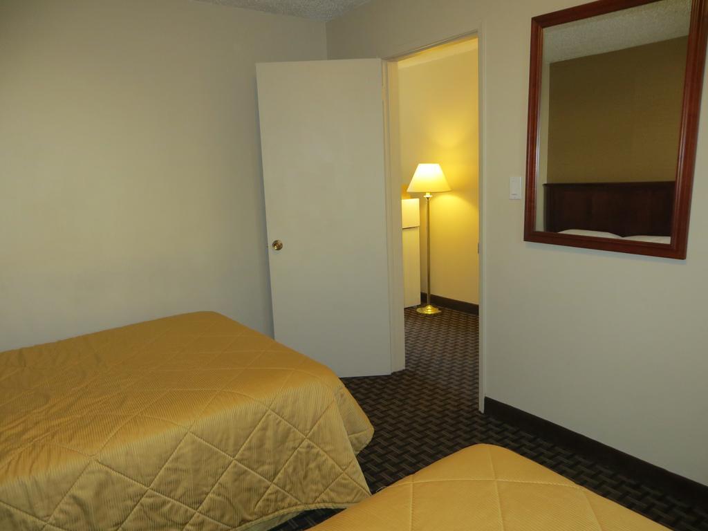 Super 8 Calgary Village Esterno foto