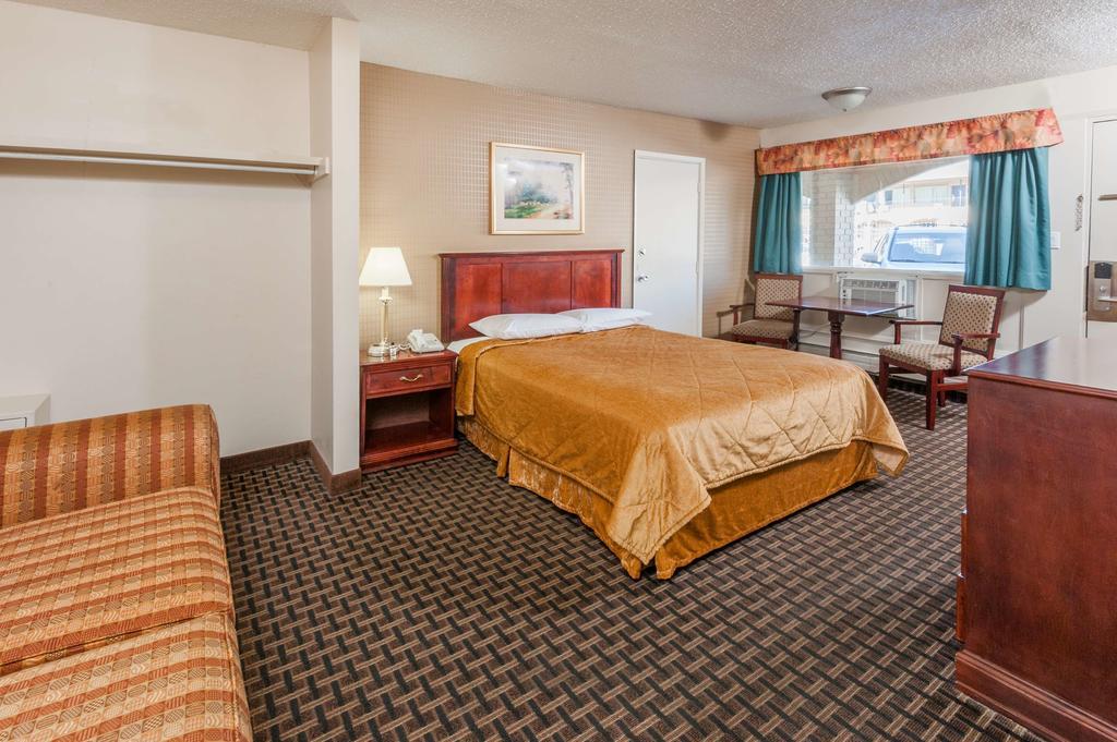 Super 8 Calgary Village Esterno foto