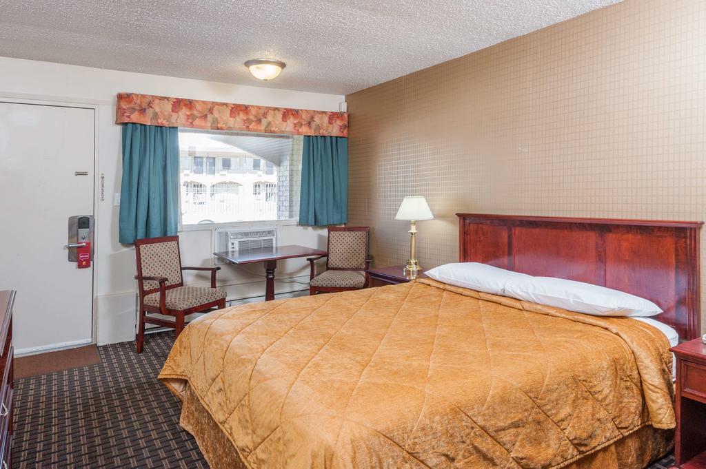 Super 8 Calgary Village Esterno foto