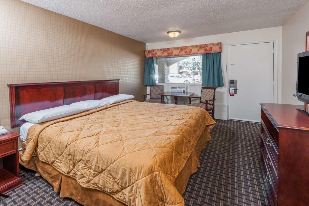 Super 8 Calgary Village Esterno foto