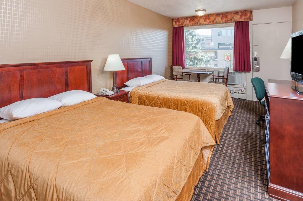 Super 8 Calgary Village Esterno foto