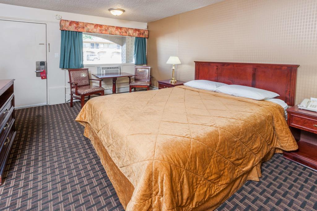 Super 8 Calgary Village Esterno foto