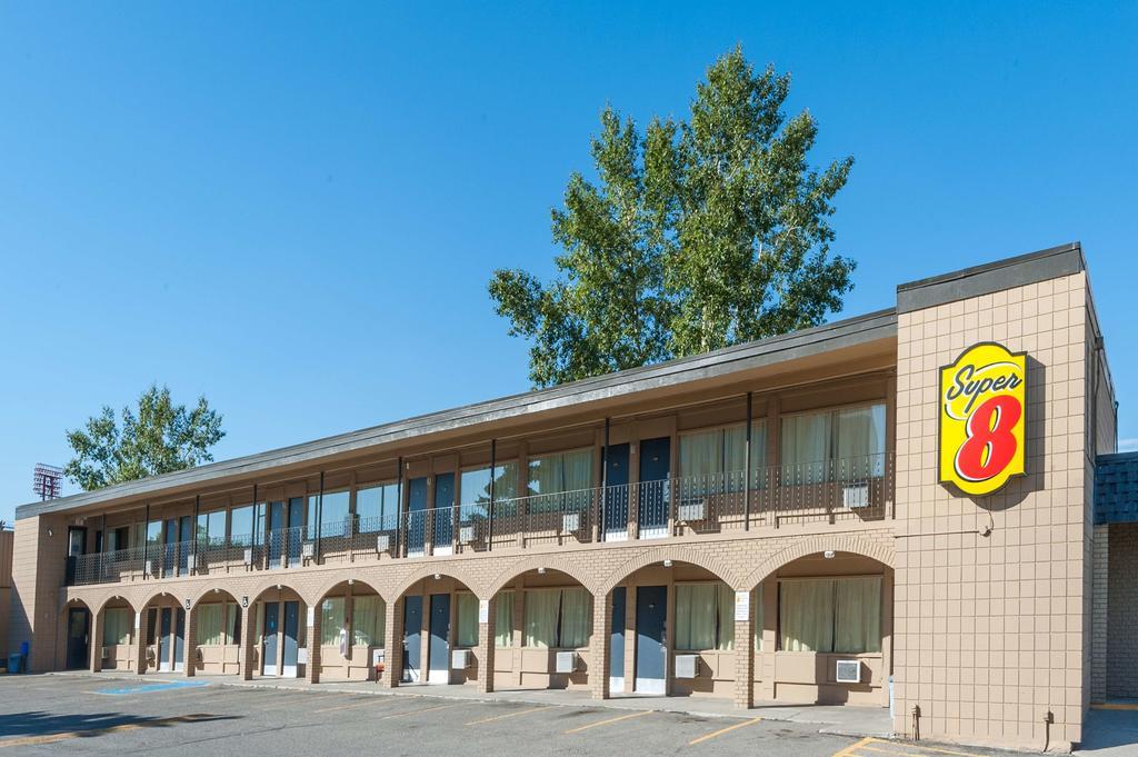 Super 8 Calgary Village Esterno foto