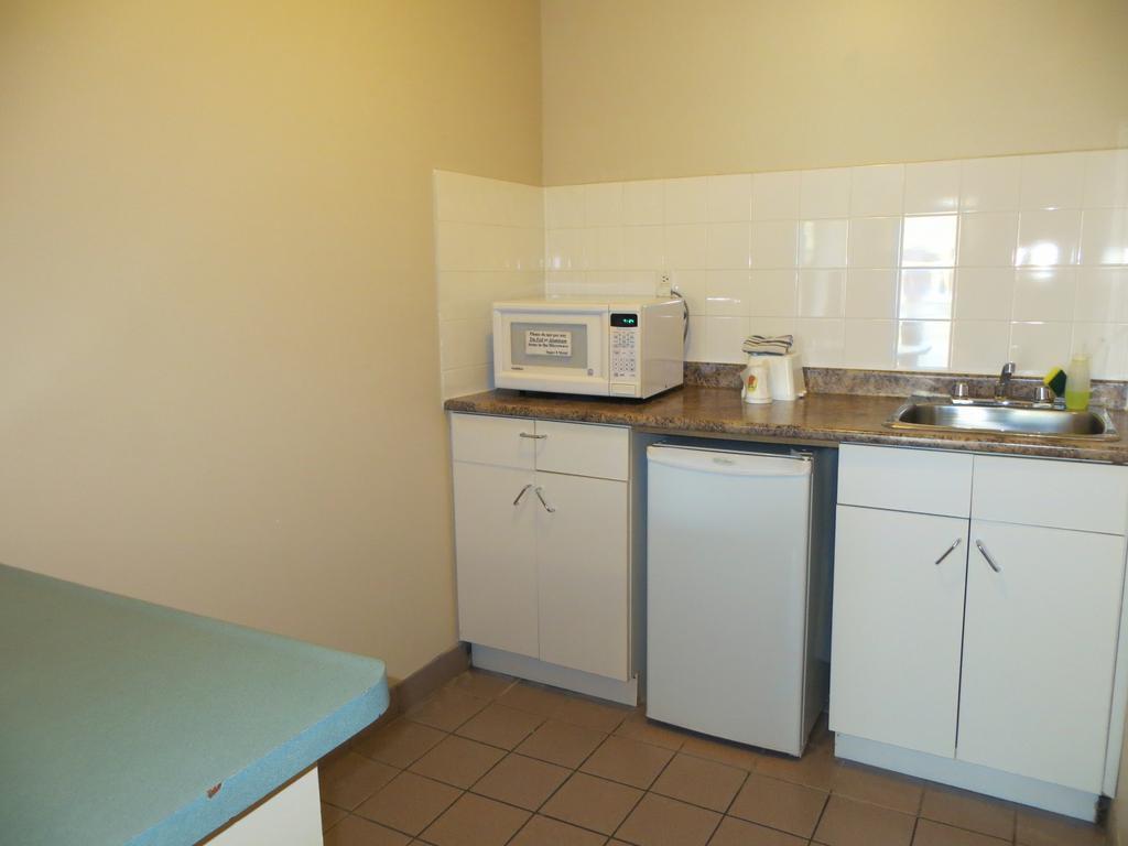 Super 8 Calgary Village Esterno foto
